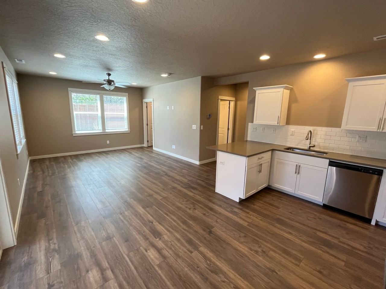 2539 NE Studio Rd - Photo 4 of 44