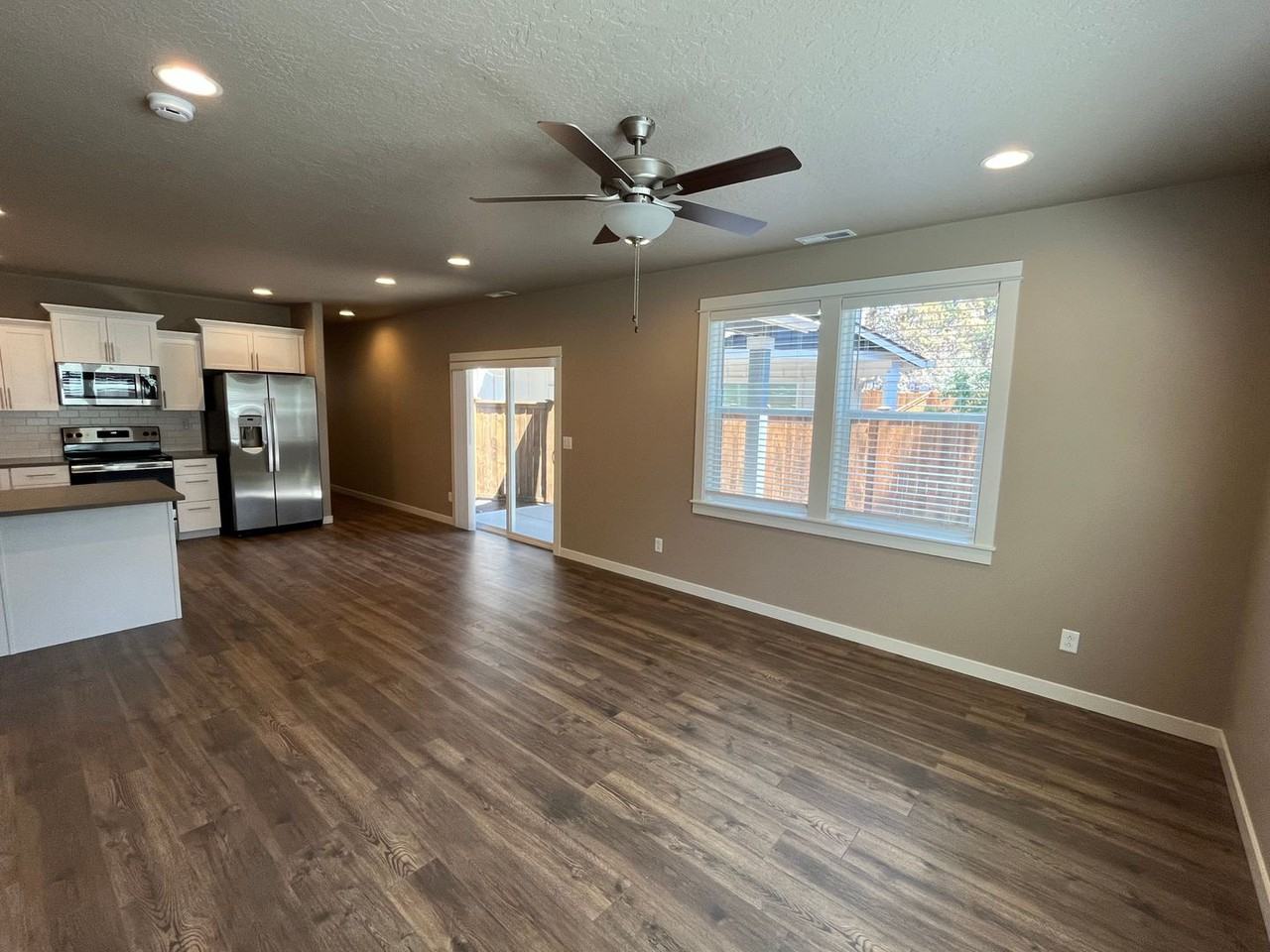 2539 NE Studio Rd - Photo 5 of 44