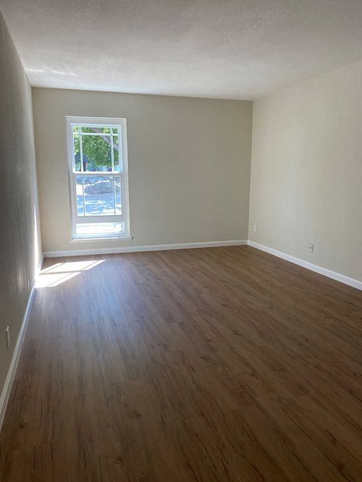 The Saratoga Savoy Apartments - Photo 3 of 11