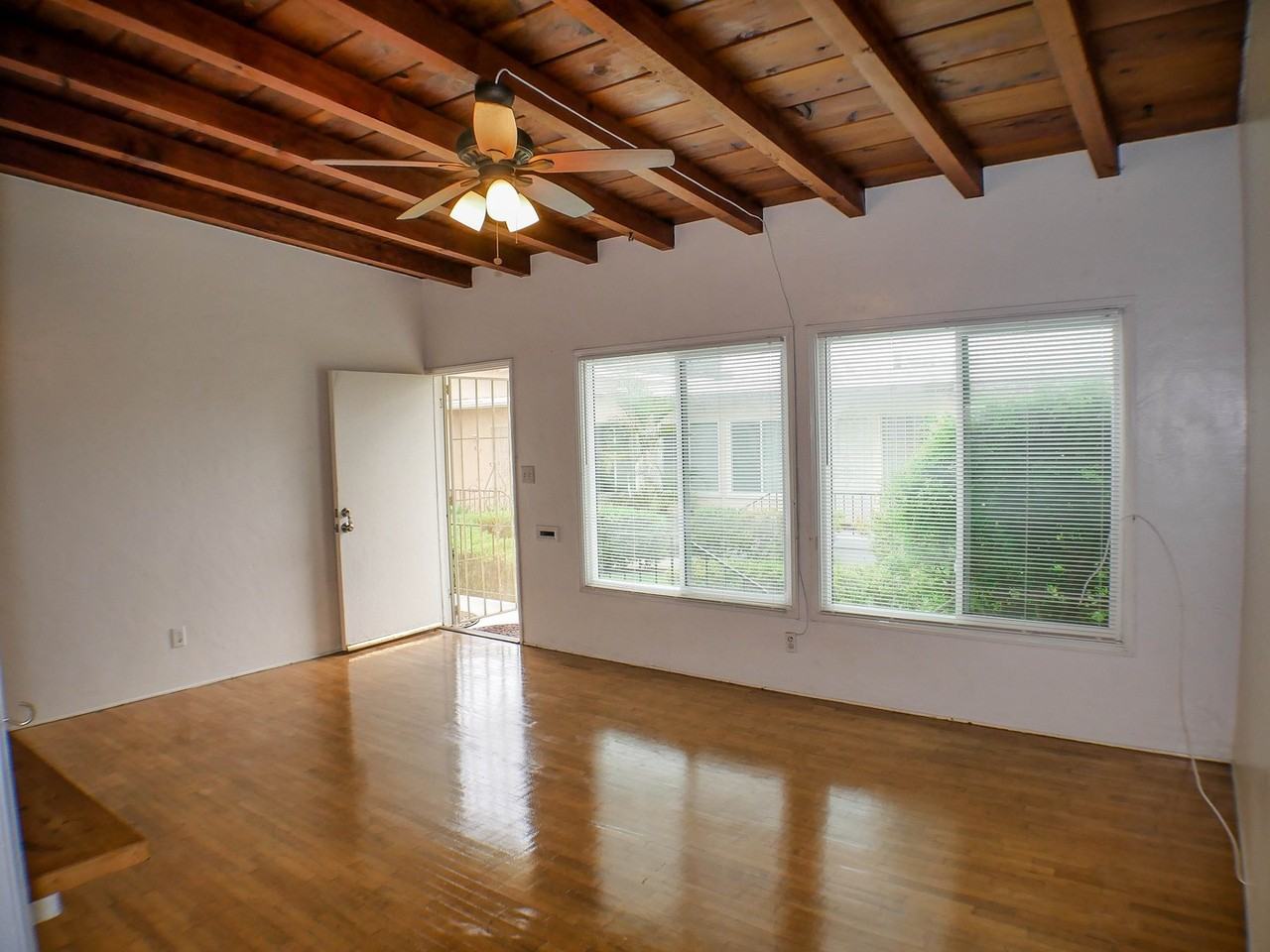 811 Loring St - Photo 2 of 24