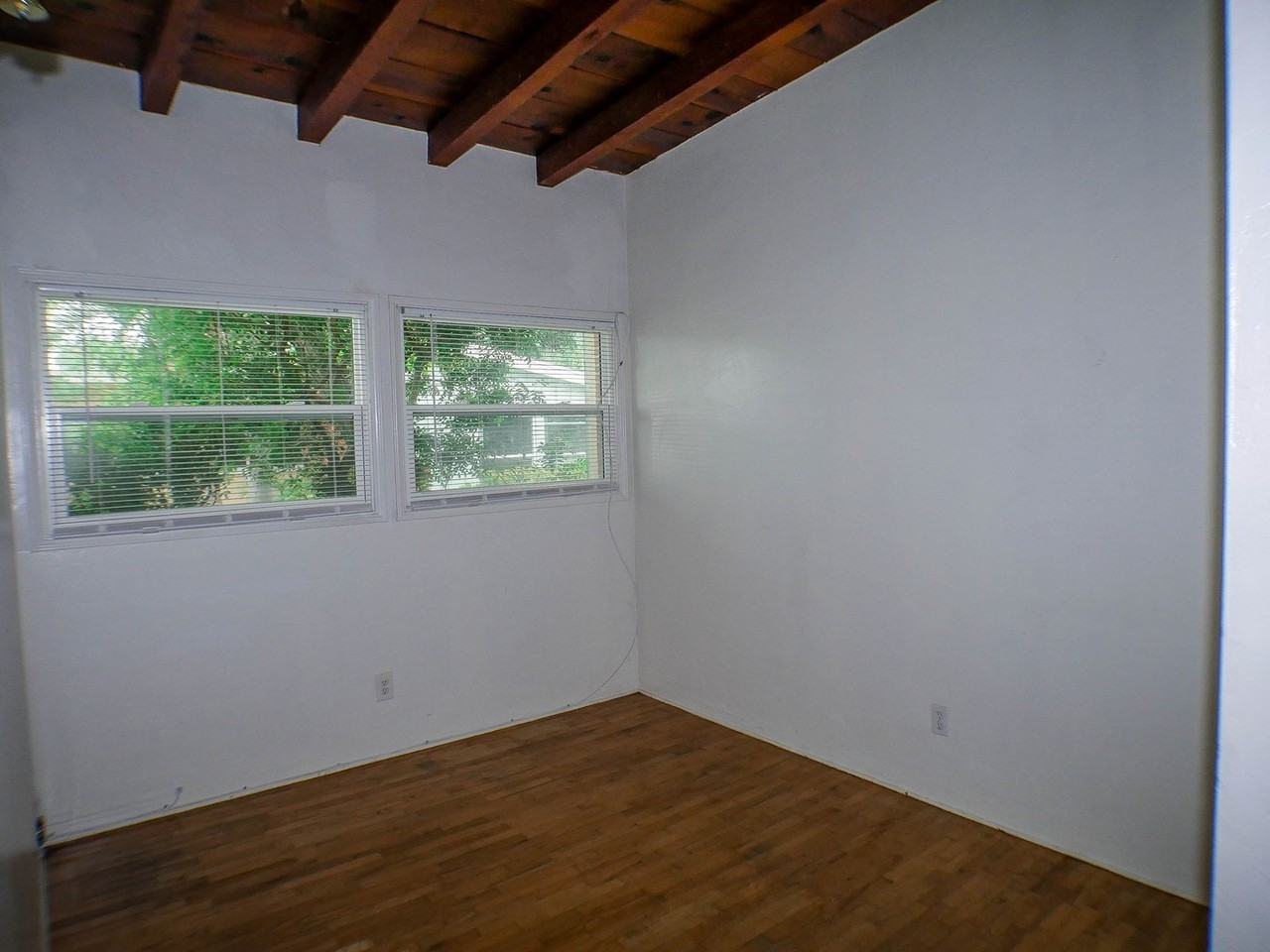811 Loring St - Photo 5 of 24