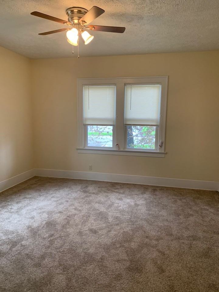 135 E Broadway Ave - Photo 4 of 8