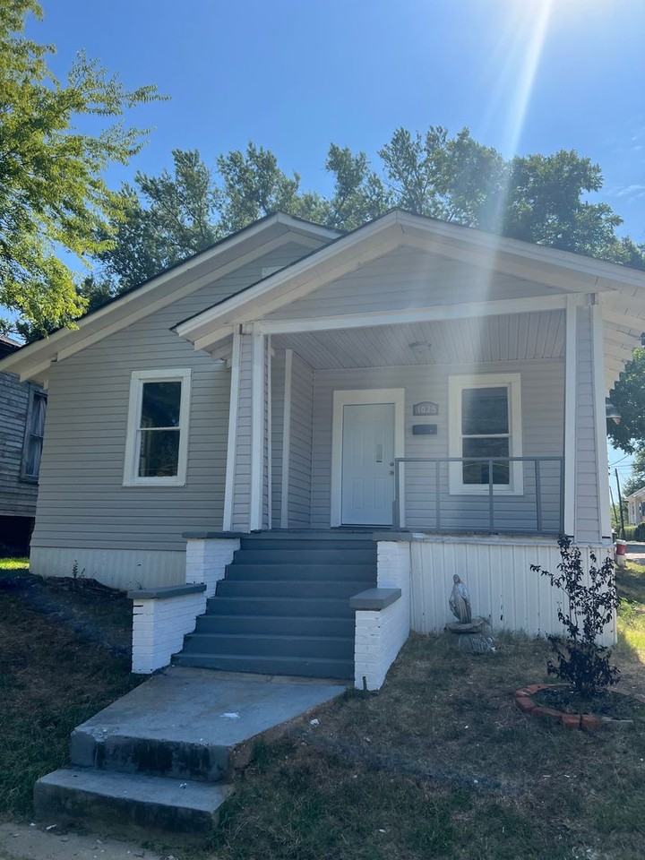 1025 Foster St - Photo 4 of 16