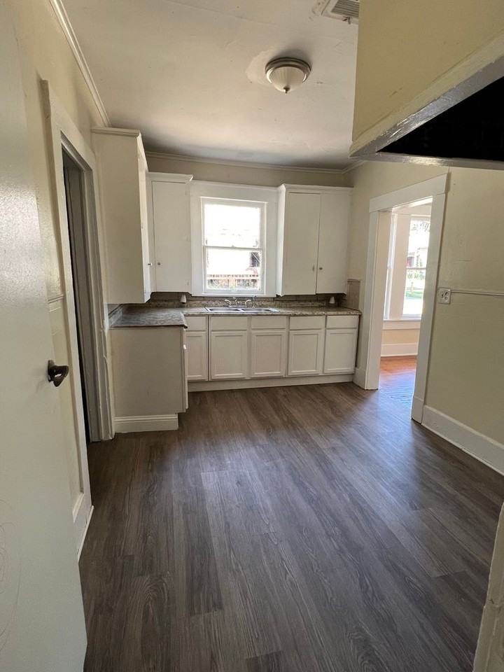 1025 Foster St - Photo 5 of 16