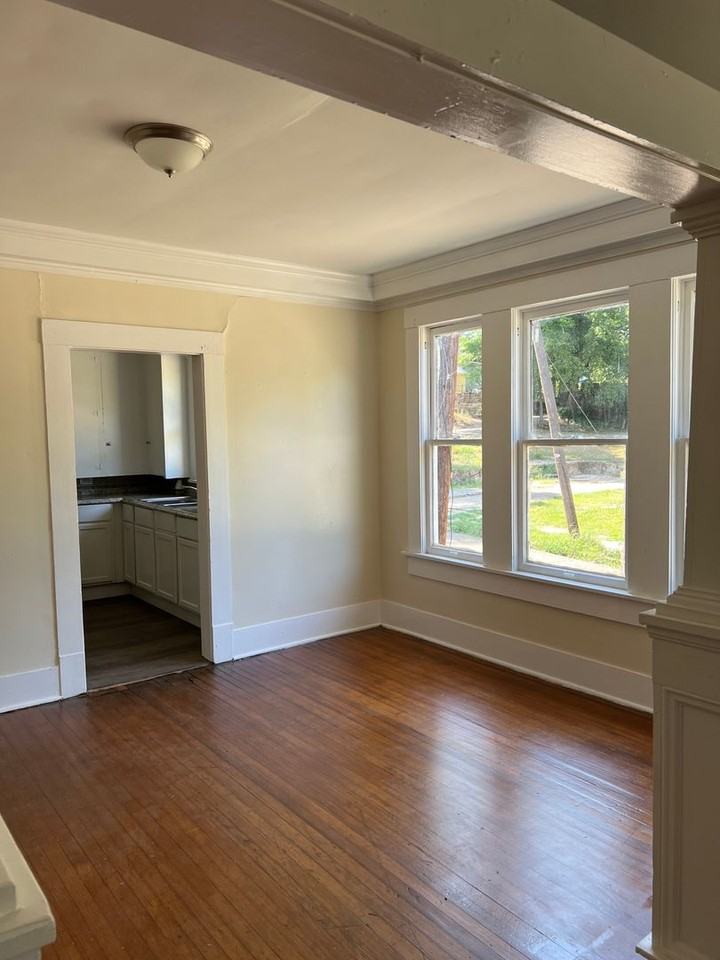 1025 Foster St - Photo 7 of 16