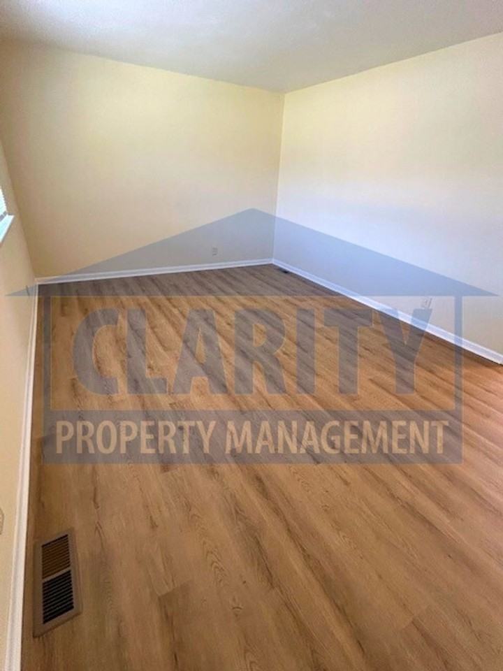 1110 Collins Cir - Photo 4 of 22