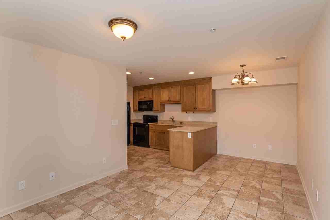 913 Walker St - Photo 7 of 19