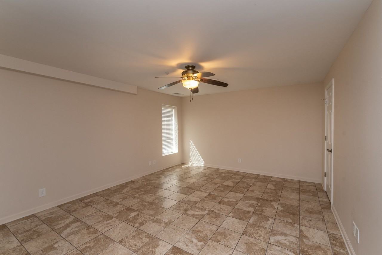 913 Walker St - Photo 6 of 19