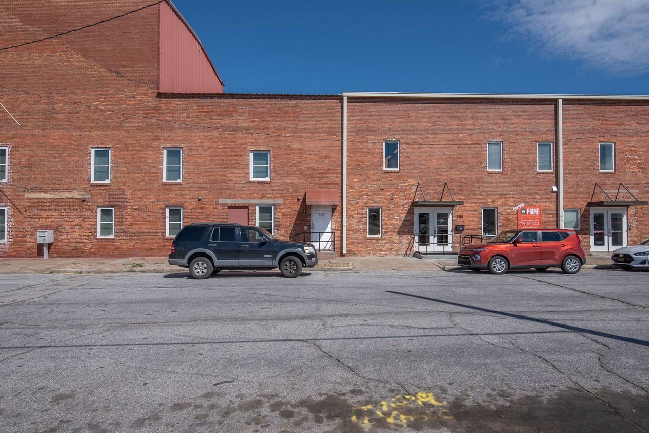 913 Walker St - Photo 3 of 19