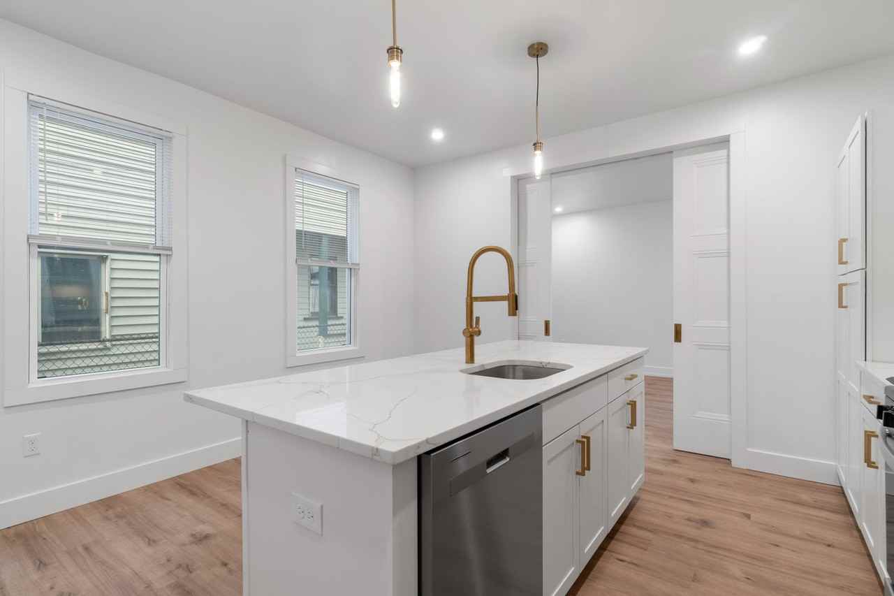 210 21st St - Photo 4 of 28