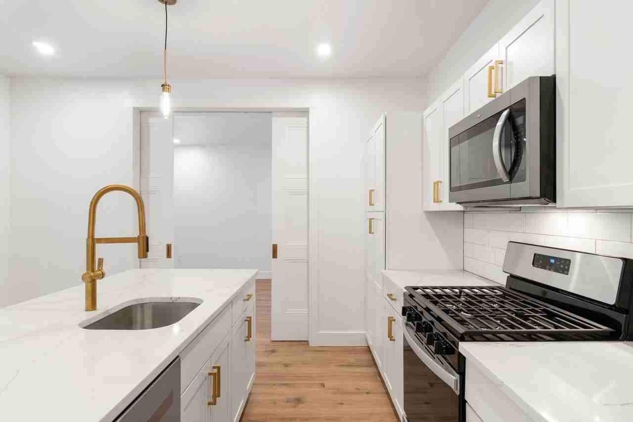 210 21st St - Photo 5 of 28