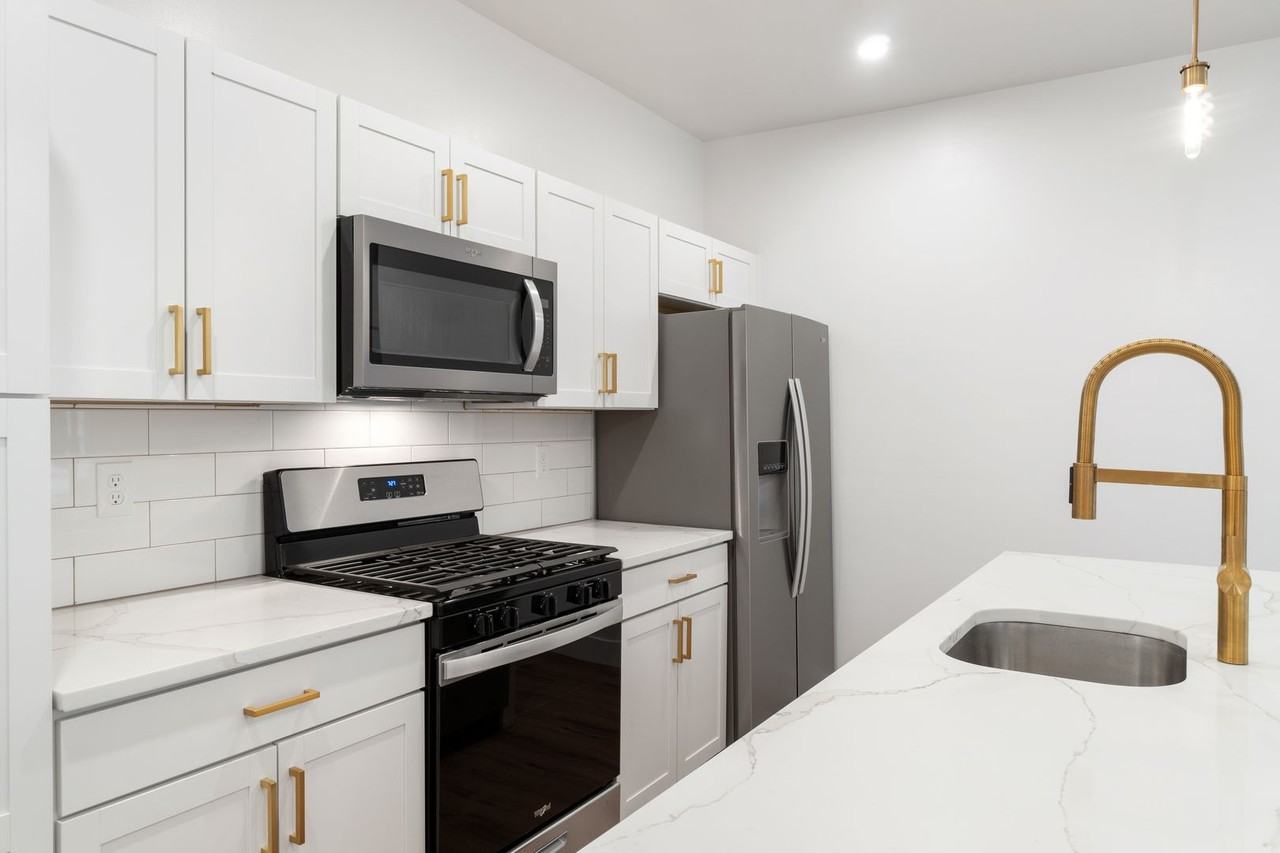 210 21st St - Photo 6 of 28