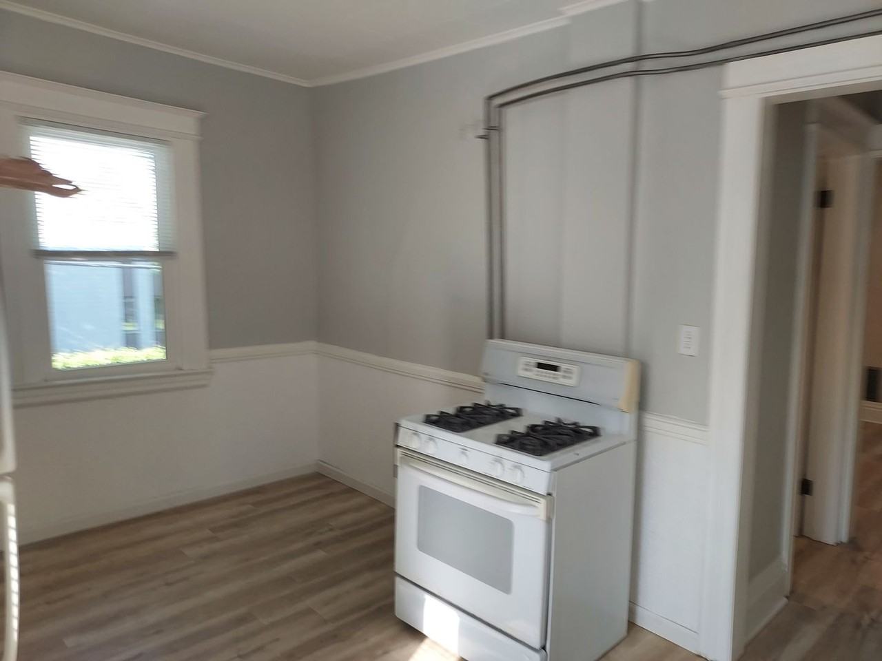 Spacious 2 Bed, 1 Bath Apartment for Rent - Photo 3 of 8