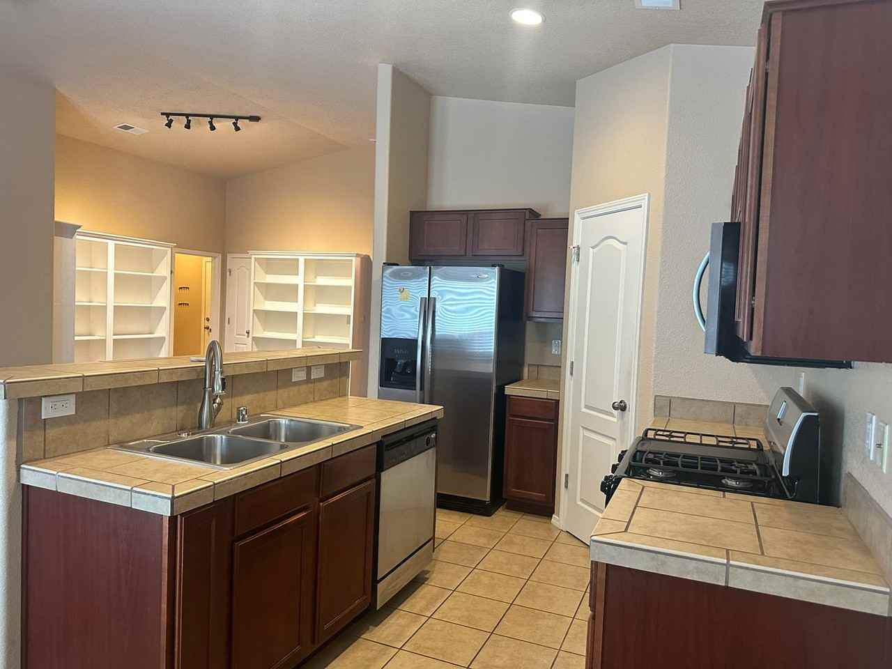 2004 Vernon Dr Se - Photo 2 of 20