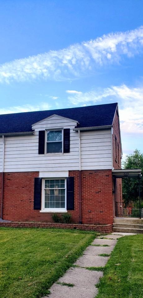 320 Beacon Place - Photo 2 of 10