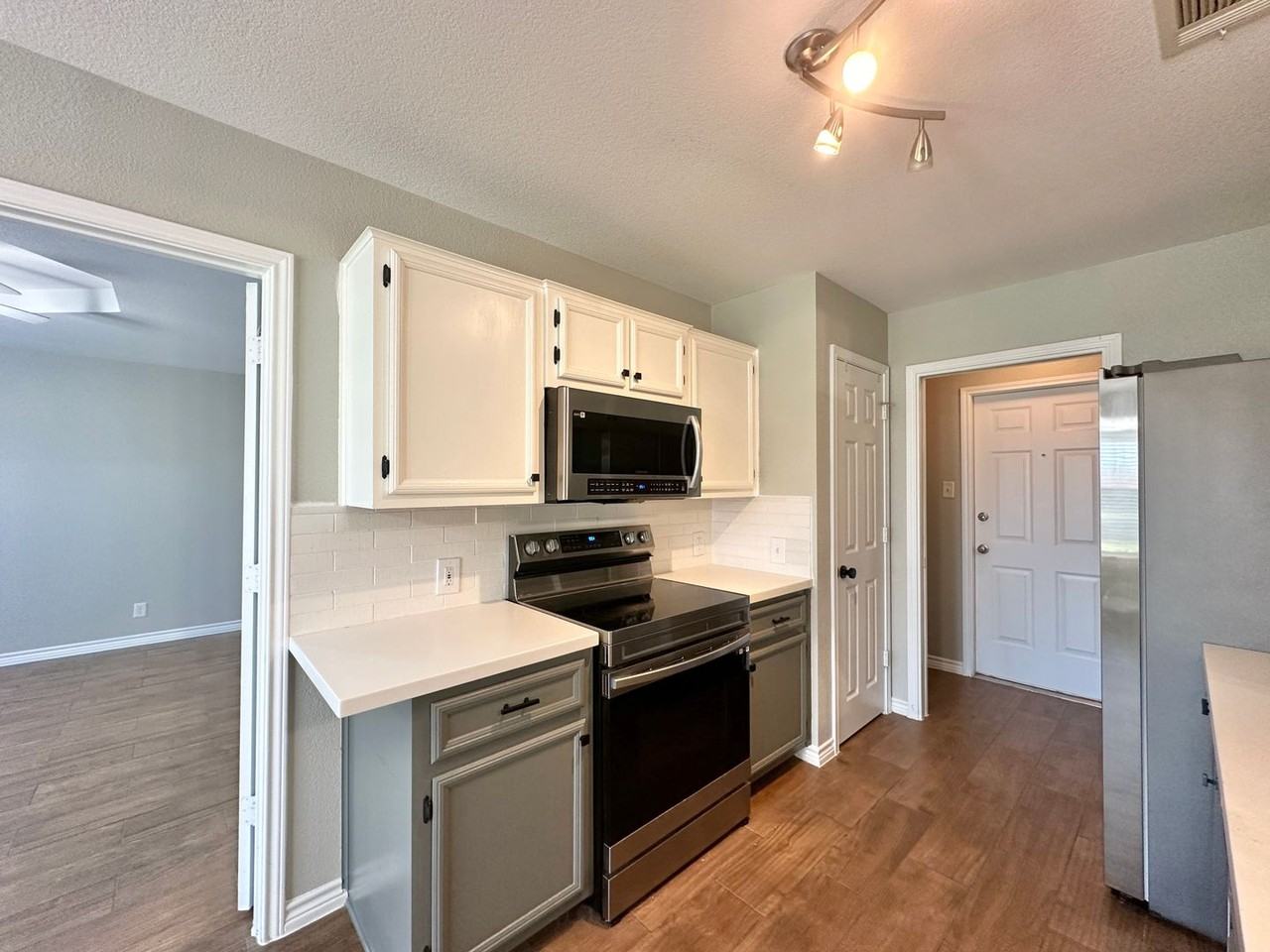 3808 Frigate Dr - Photo 7 of 45