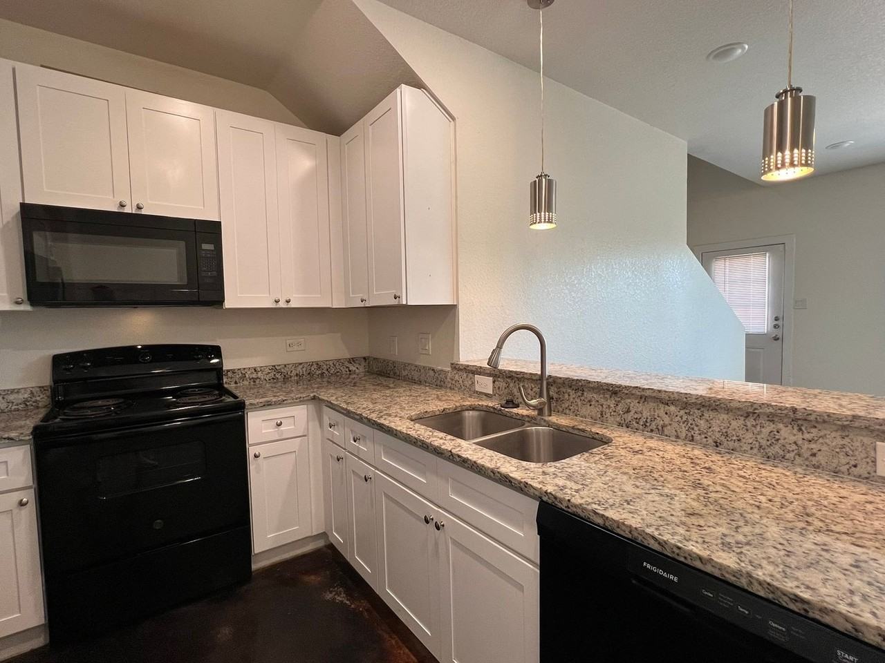 6938 Crestway Rd - Photo 2 of 24