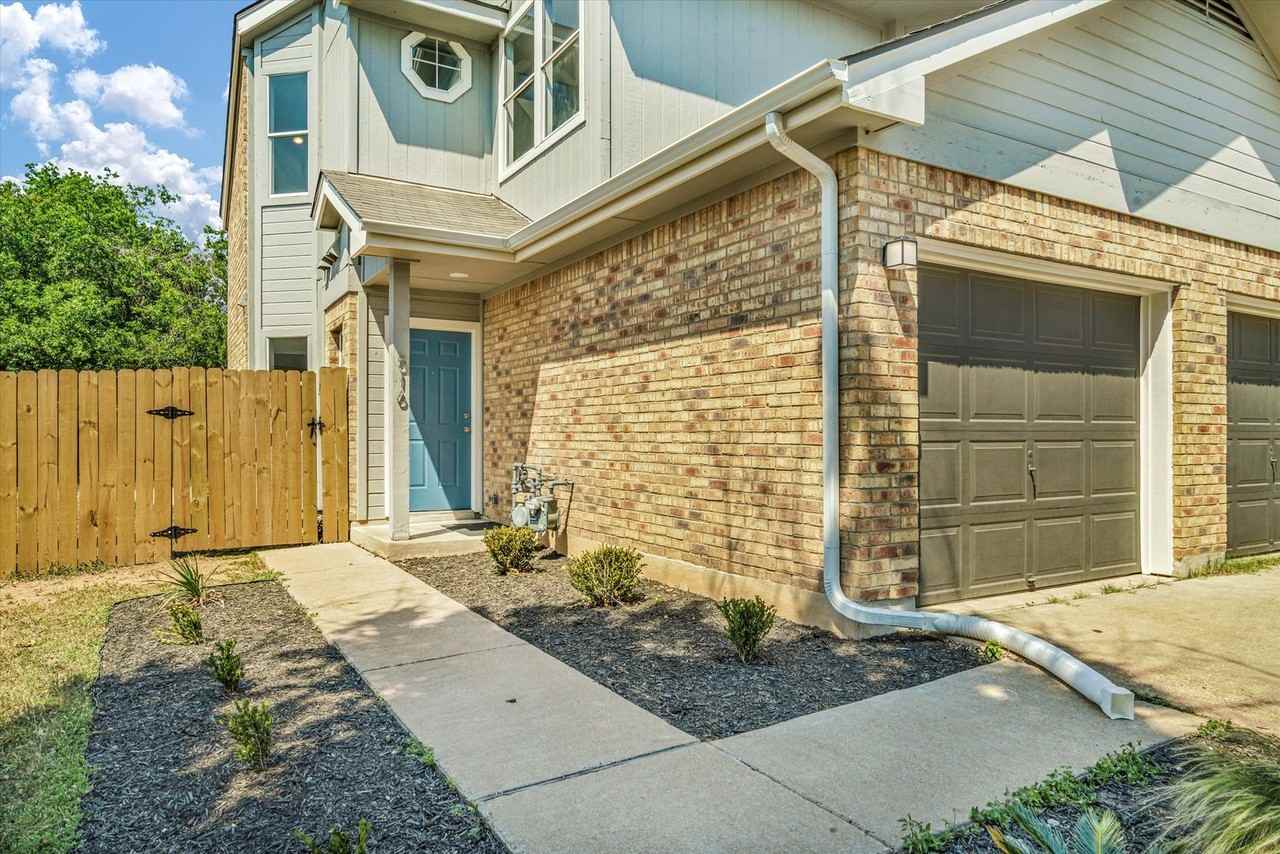 516 Gregory Ct - Photo 3 of 20