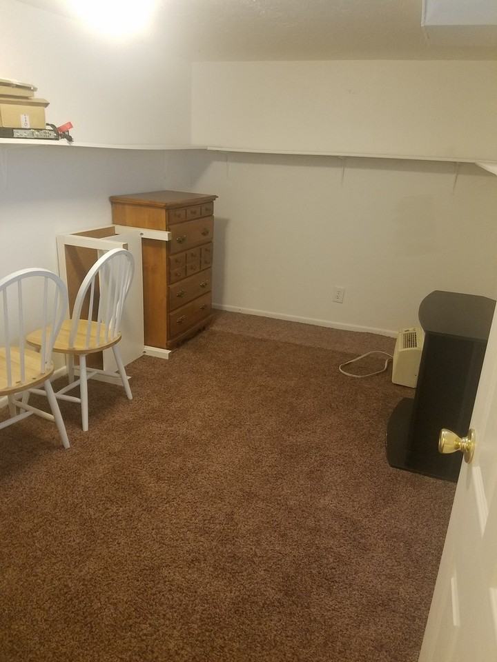 133 1/2 E 1st S - Photo 3 of 24