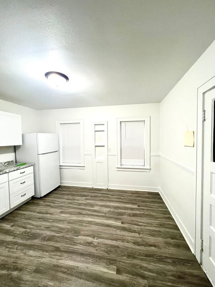 432 Division St - Photo 3 of 5