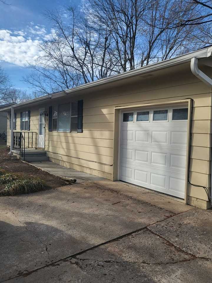 114 Hedge Dr - Photo 2 of 20