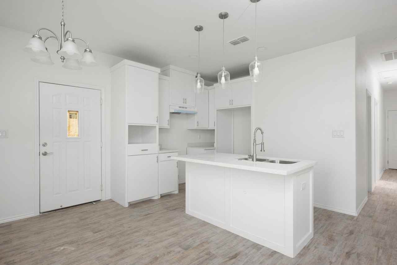 2210 E Valley Cir - Photo 2 of 15