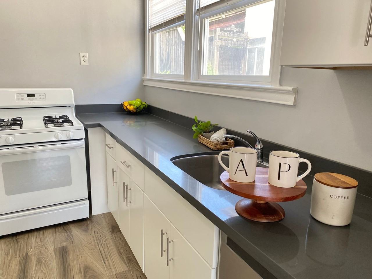 513 Athol Ave - Photo 2 of 14