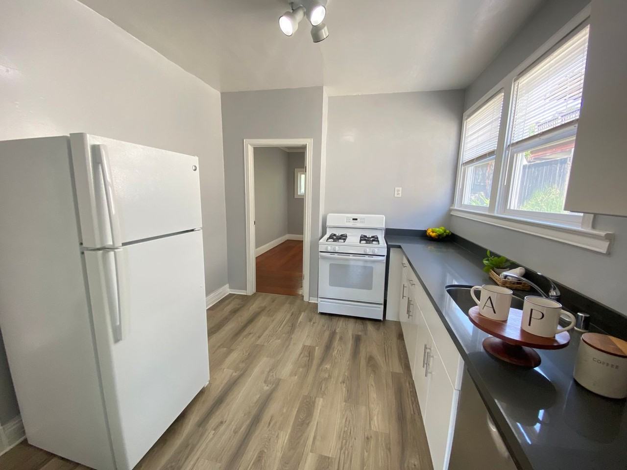 513 Athol Ave - Photo 3 of 14