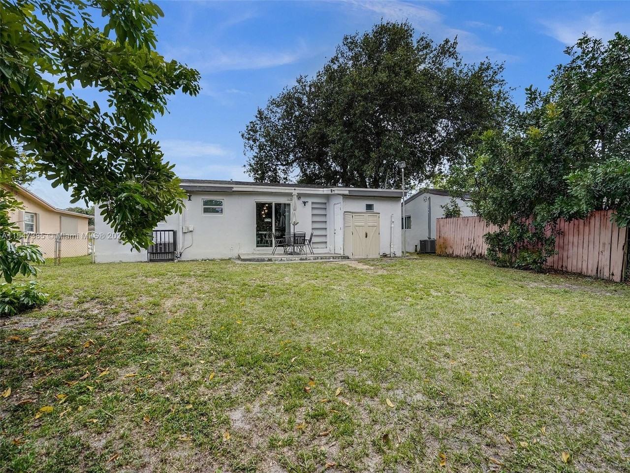 2749 Sw 9th St - Photo 3 of 8