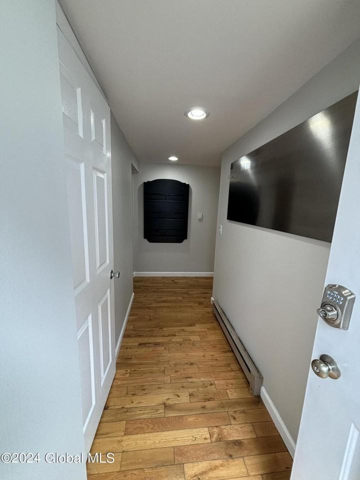 407 Glen St - Photo 3 of 21