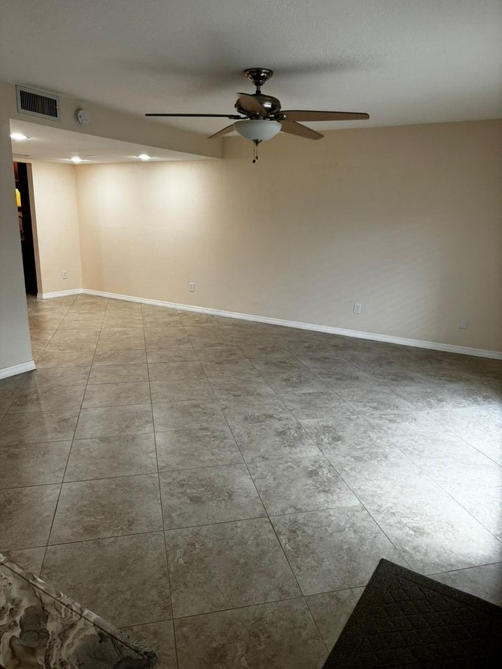 826 Town Cir - Photo 3 of 20
