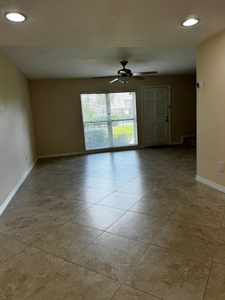 826 Town Cir - Photo 4 of 20
