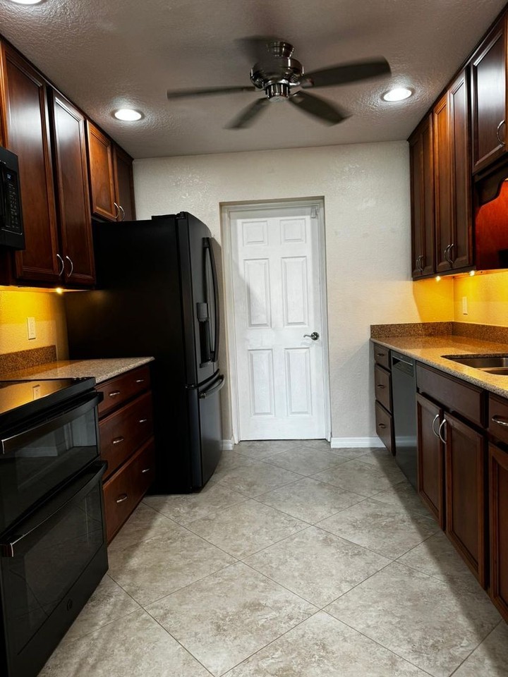 826 Town Cir - Photo 5 of 20
