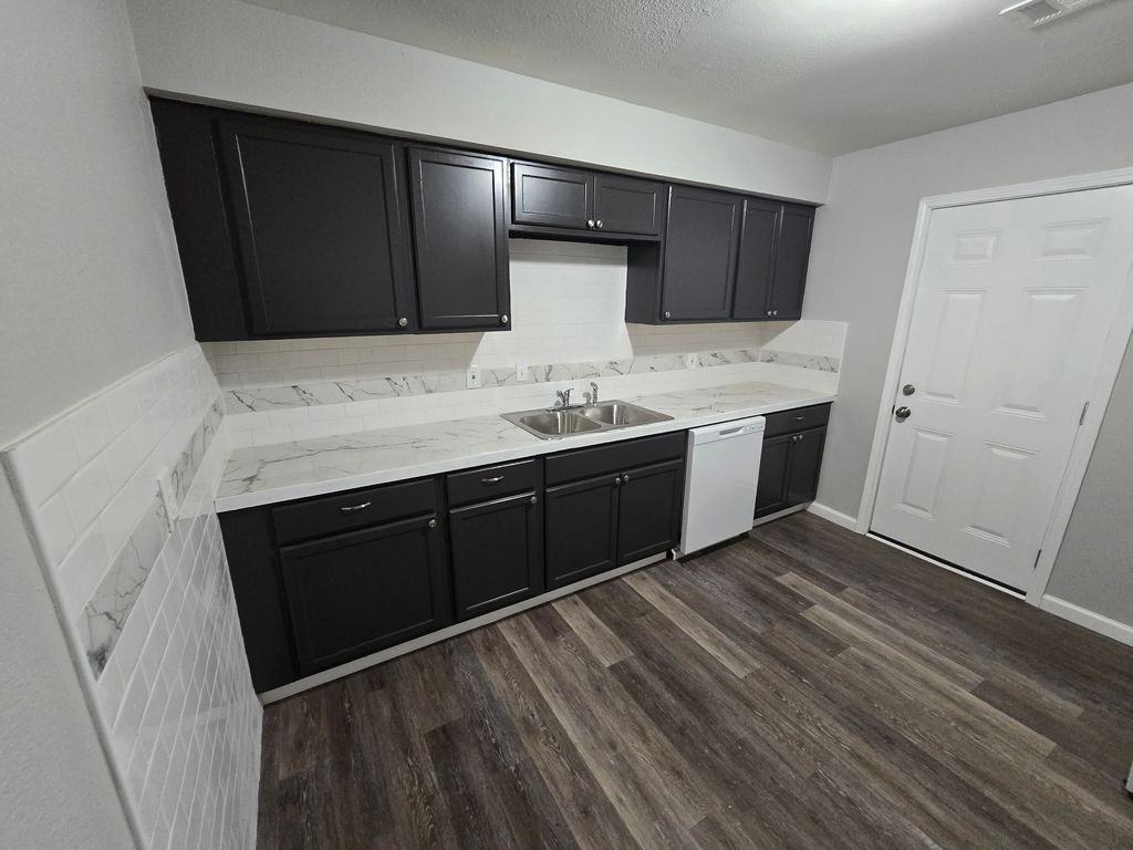 9205 Woodford Dr - Photo 2 of 10