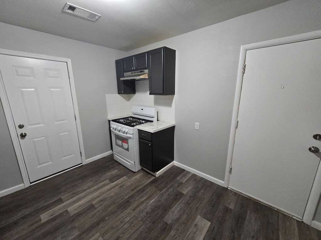 9205 Woodford Dr - Photo 3 of 10