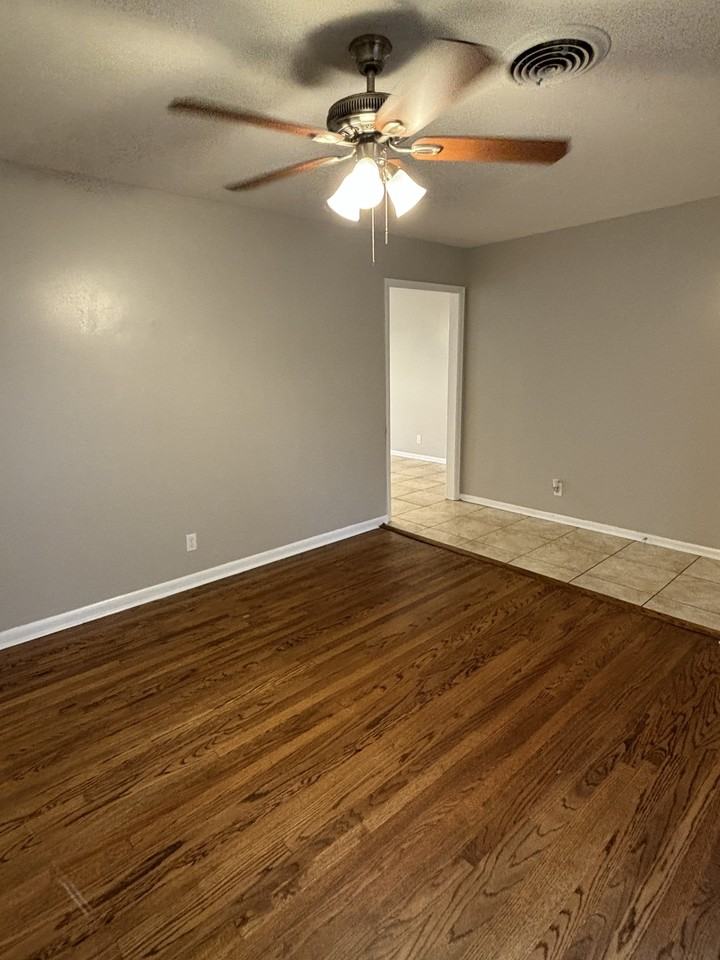4817 Greenfield Dr - Photo 2 of 10
