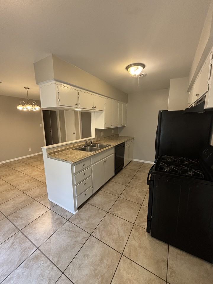 4817 Greenfield Dr - Photo 3 of 10