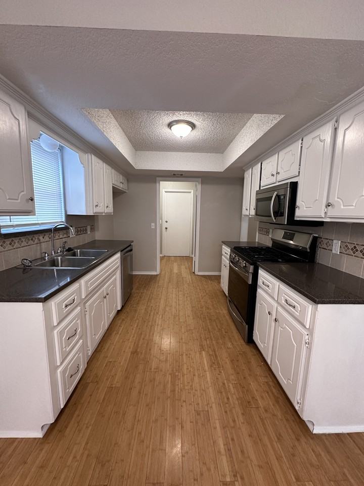 8405 Woodfield St - Photo 3 of 12