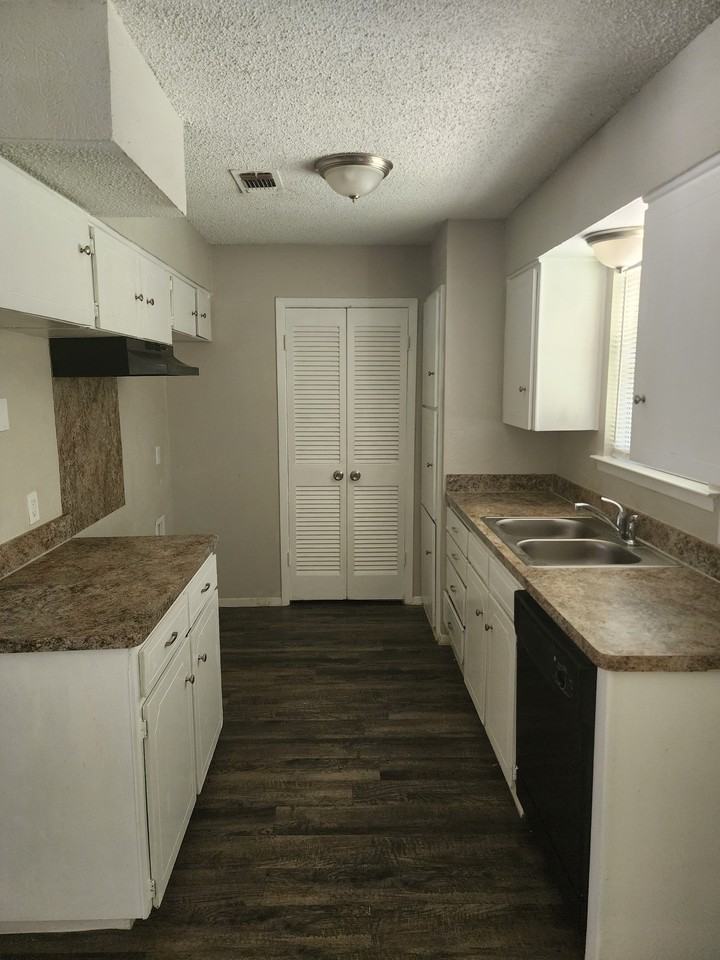 3425 Royal Crest Dr - Photo 3 of 10