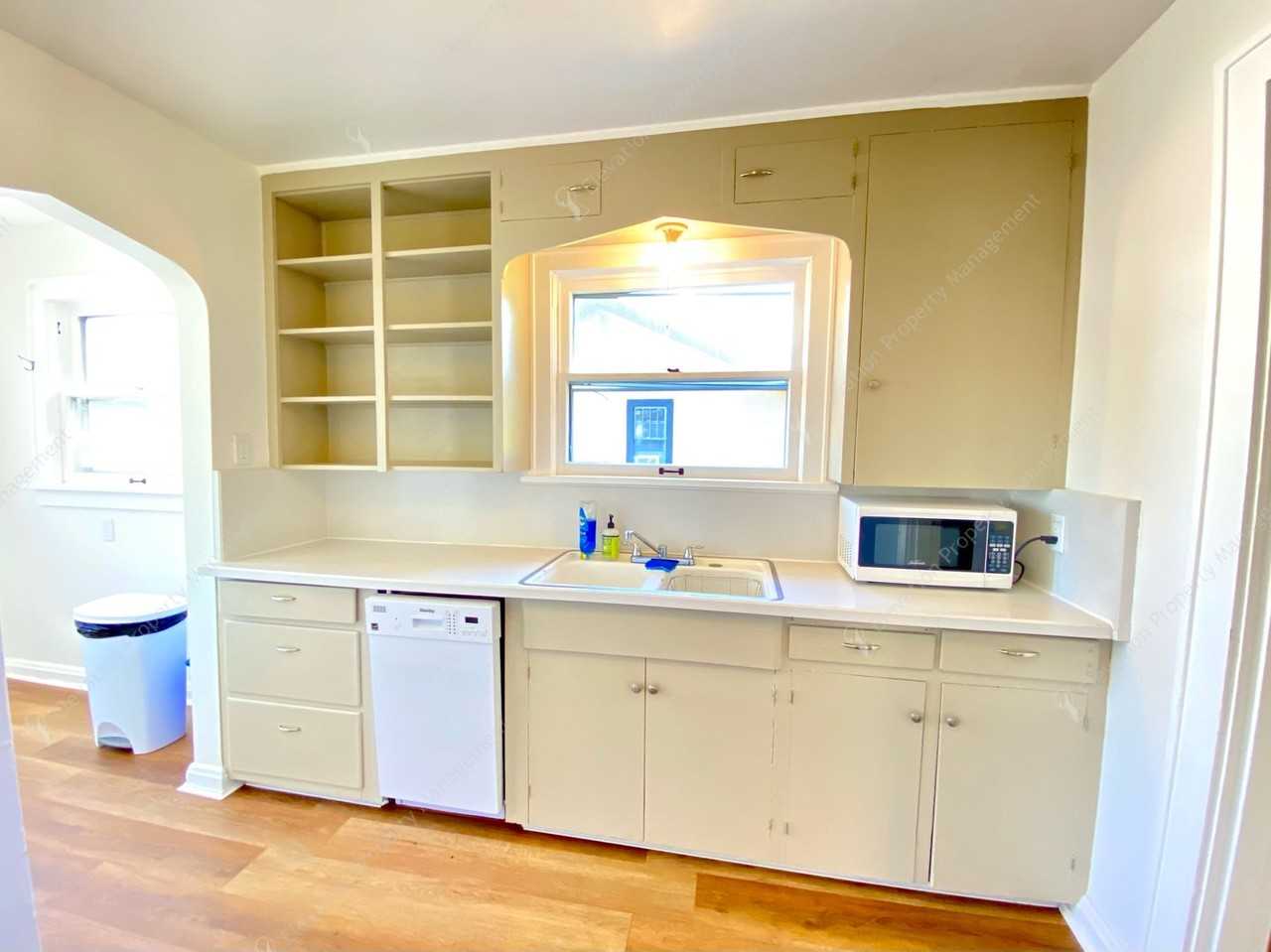 1144 Nw Columbia St - Photo 2 of 18