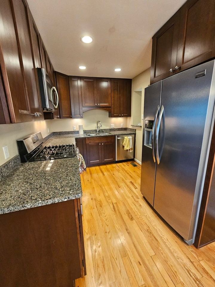 572 Summers Dr - Photo 3 of 17