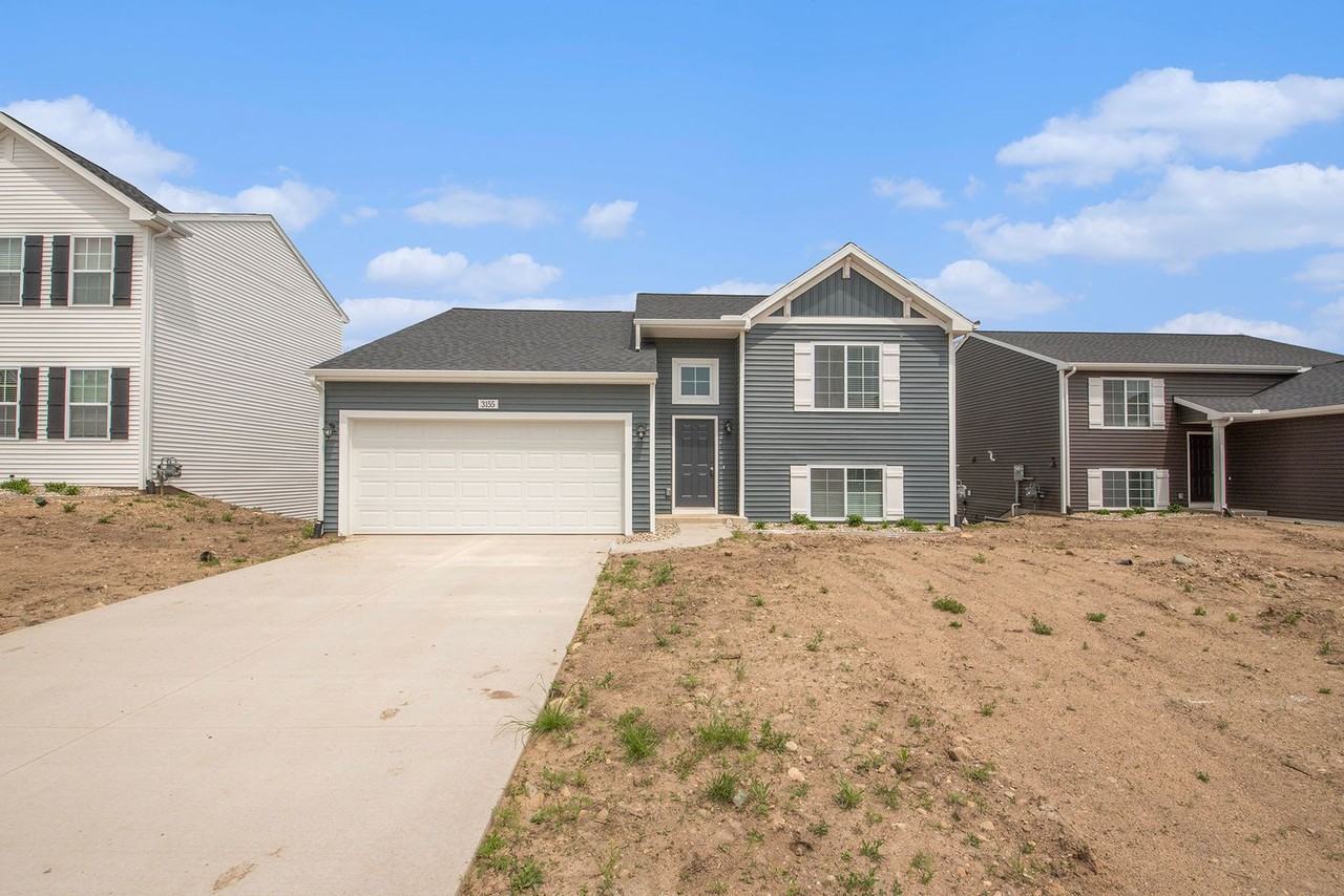 2207 Macatawa Ln - Photo 2 of 20