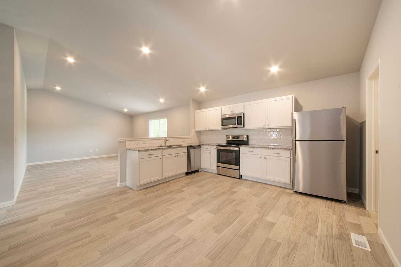 2207 Macatawa Ln - Photo 4 of 20