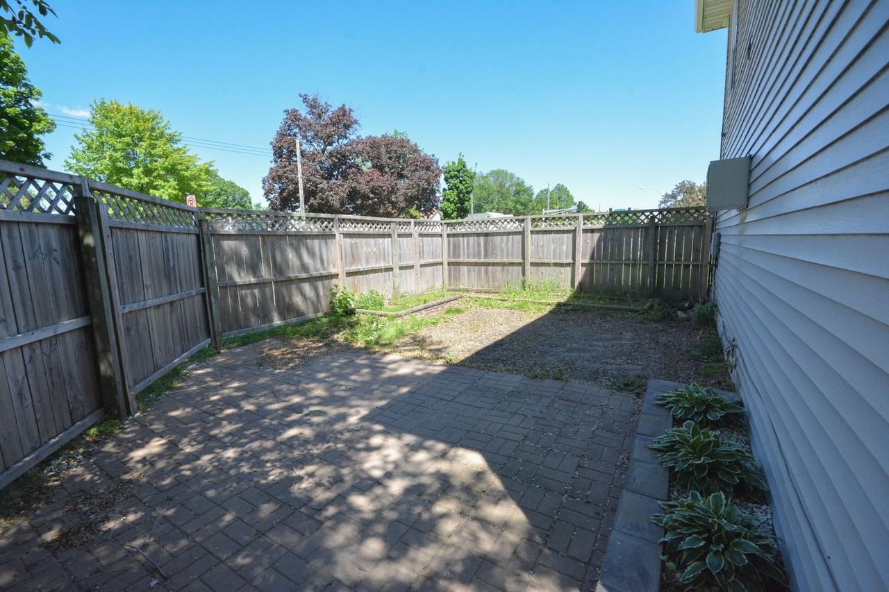 402 12th Ave Se - Photo 2 of 12