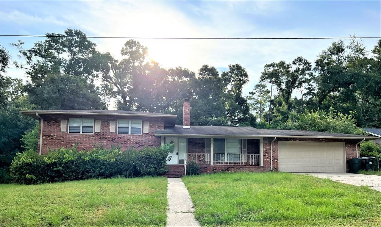 1136 Candlewood Cir - Photo 2 of 13