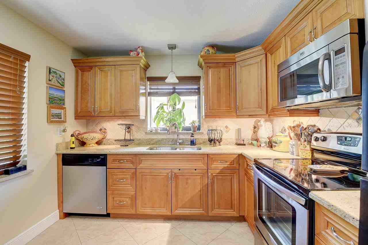 2492 Nw 10th St #NA - Photo 2 of 13