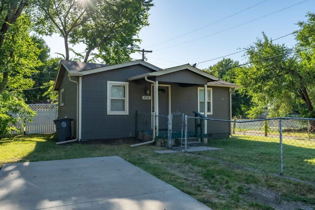 2132 N Atlanta Ave - Photo 2 of 12