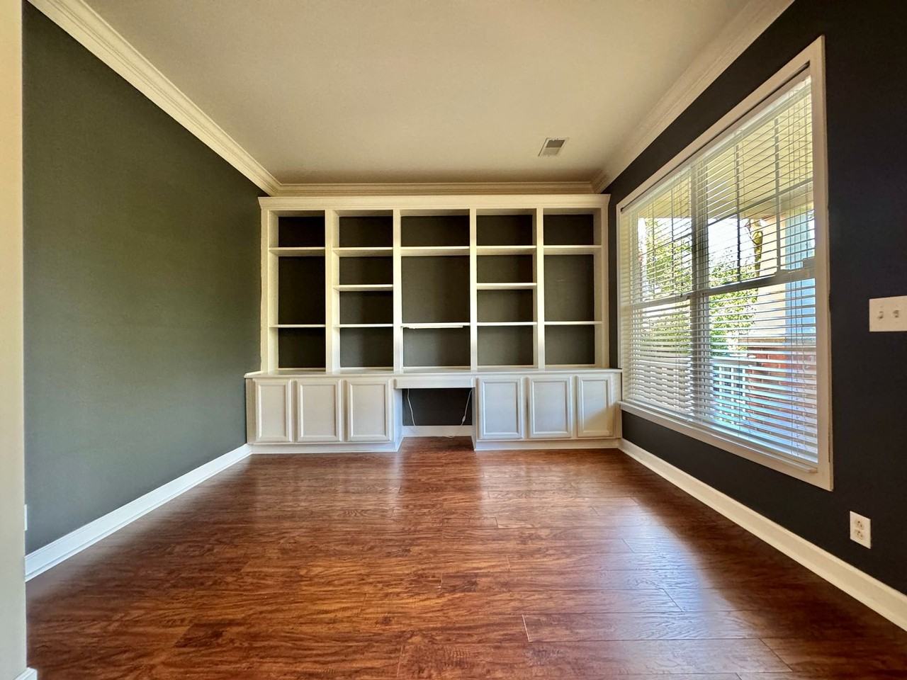 1321 Tilton Dr - Photo 4 of 34