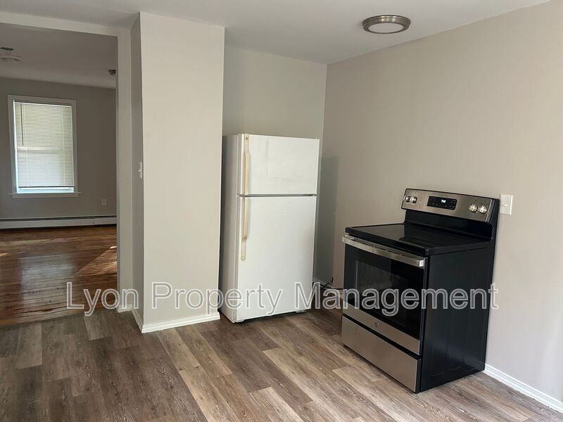 44 Spring St #A - Photo 3 of 10