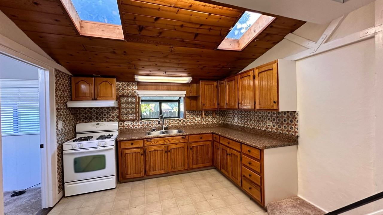 544 N Orange St - Photo 2 of 19